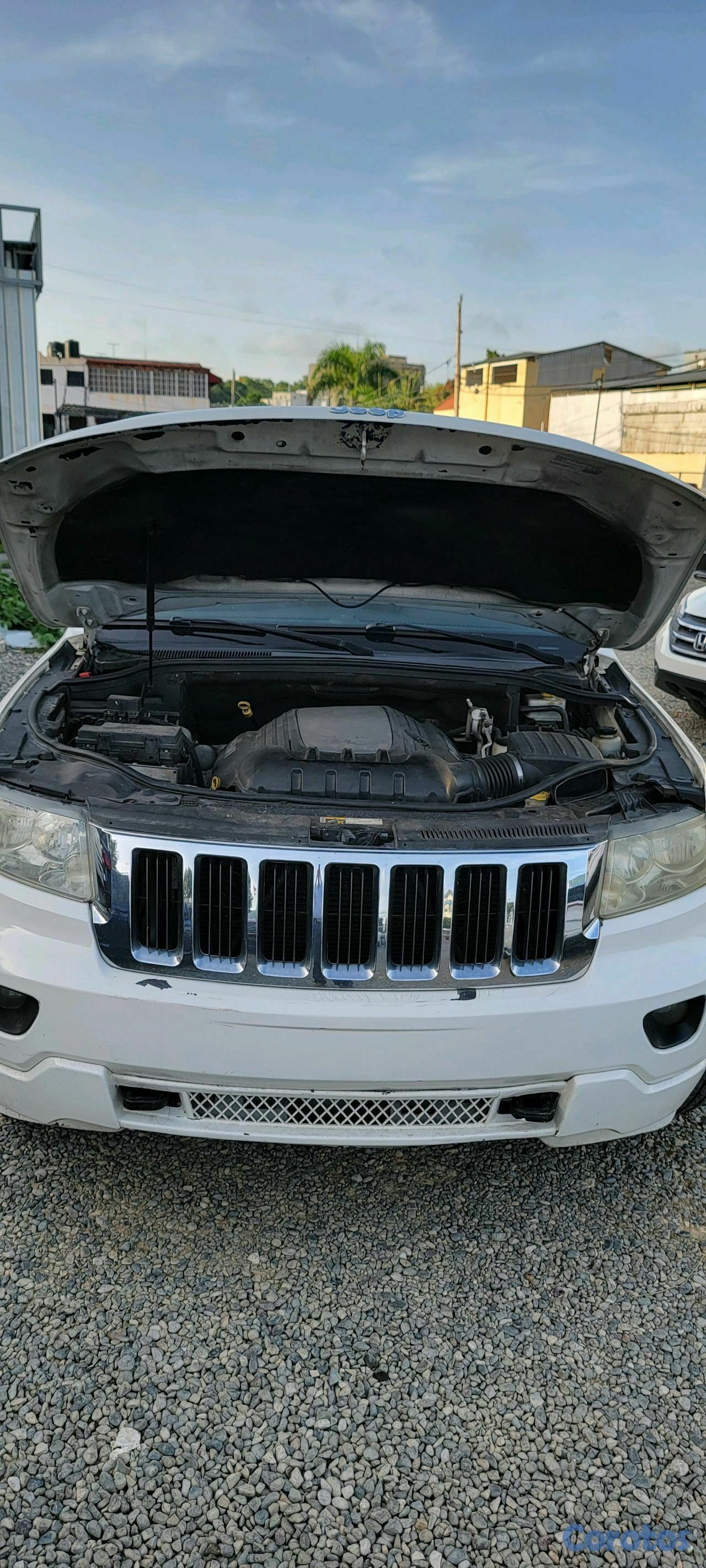 jeepetas y camionetas - JEEP GRAND CHEROKEE LAREDO 2011 6