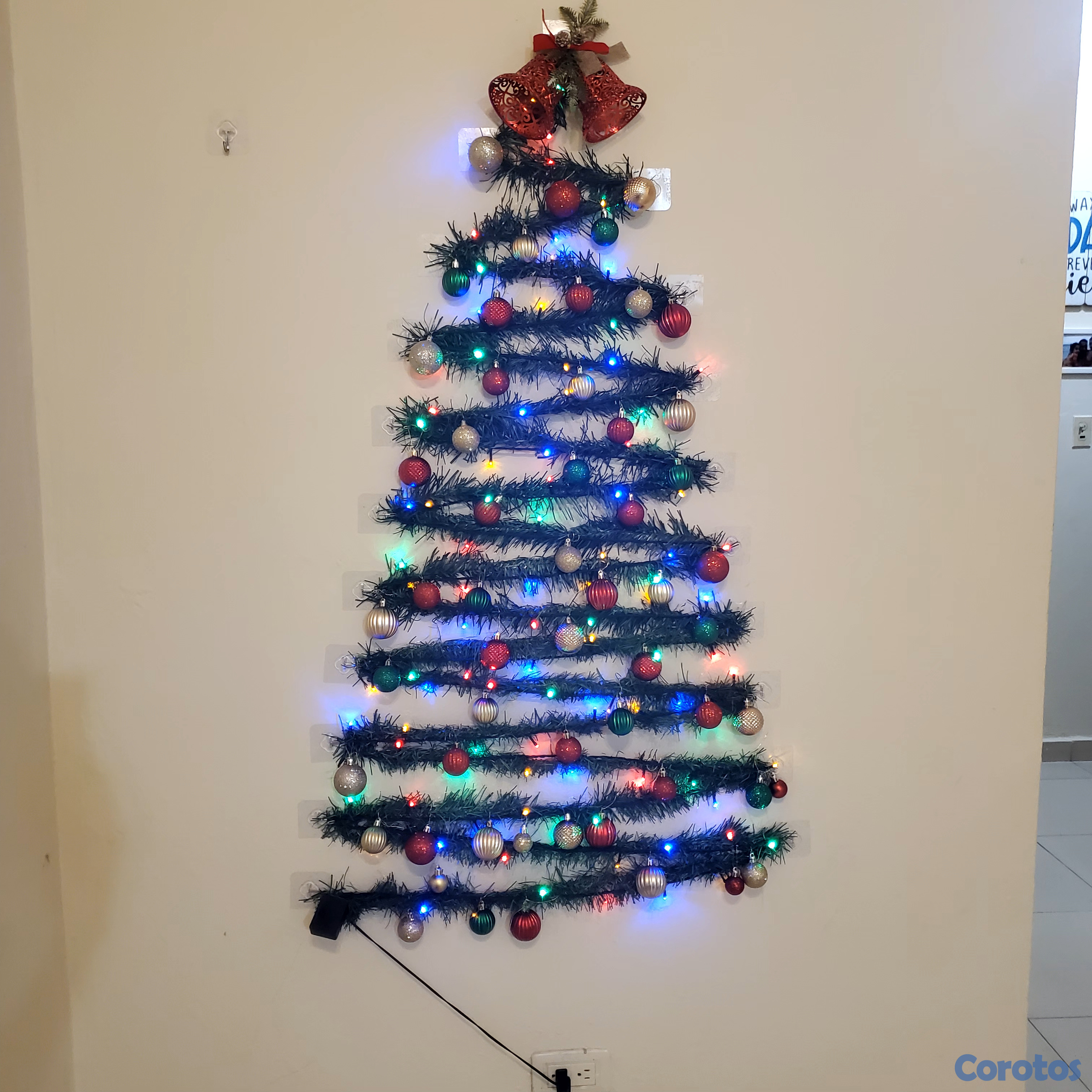 decoración y accesorios - Árbol de navidad de pared. Incluye adornos y ganch 2