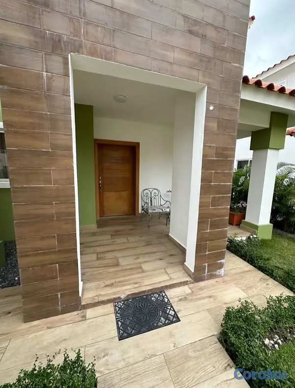 casas - Casa de dos niveles + marquesina en el 5to centena 1