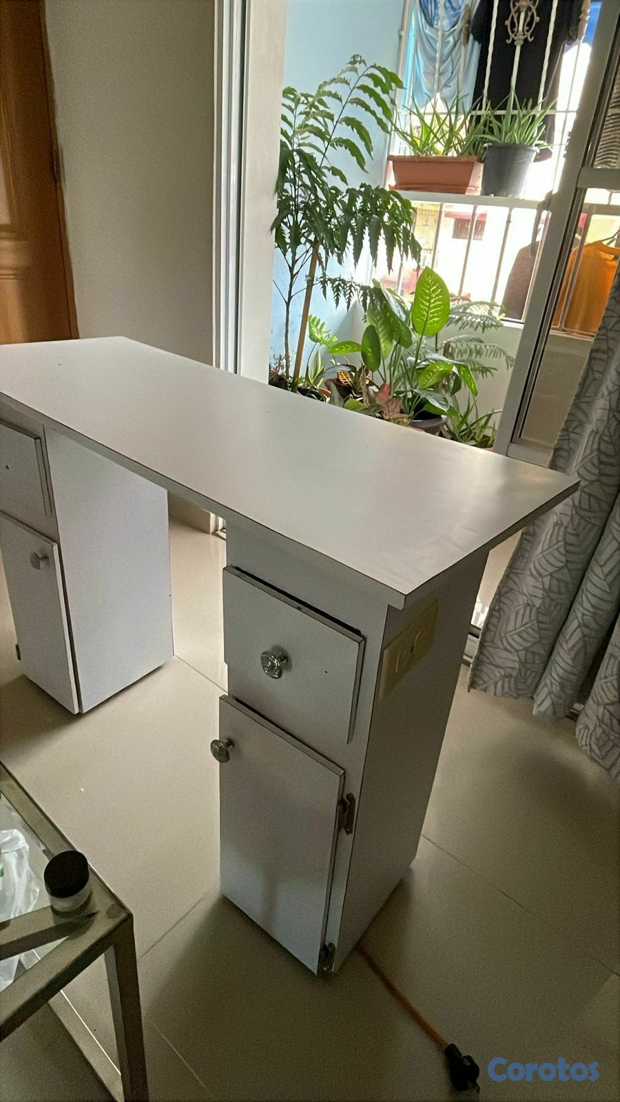 salud y belleza - VENDO MESA DE UÑAS DE TRABAJO CON TODO Y MATERIALE 1