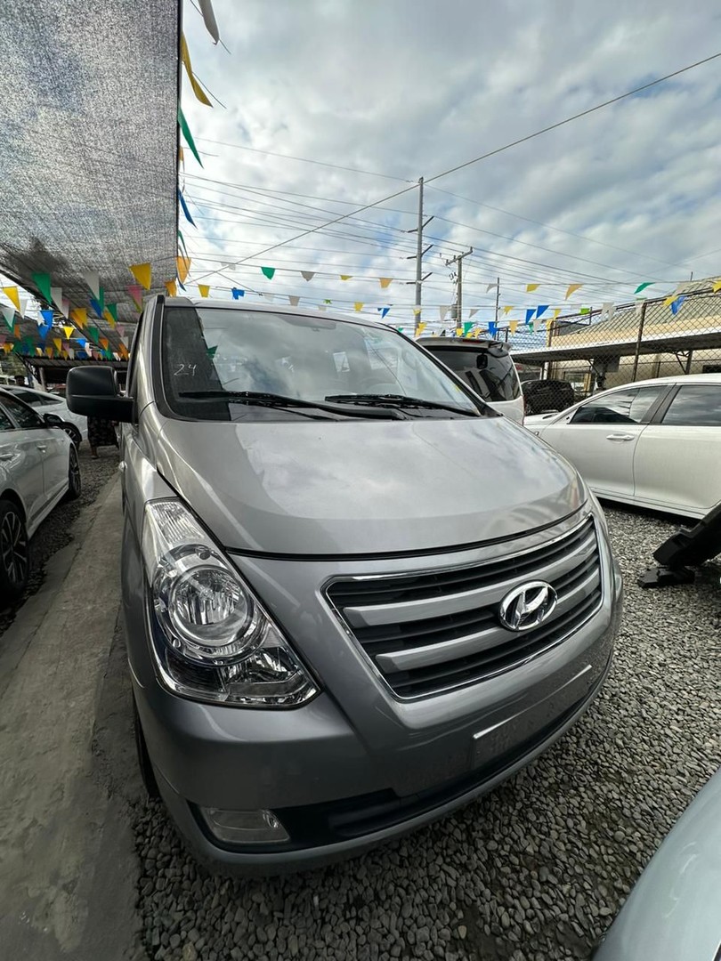jeepetas y camionetas - HYUNDAI STAREX 2017 GRIS 1