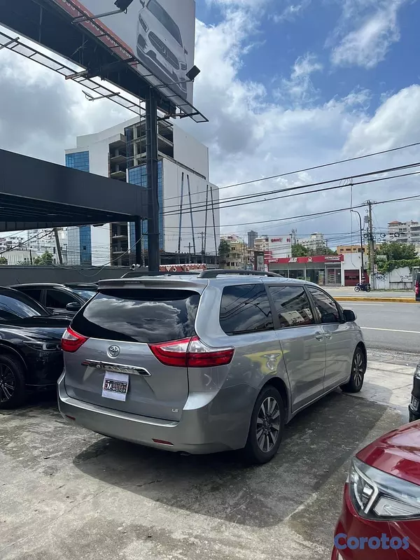 jeepetas y camionetas - Toyota Sienna LE AWD 2017
 8