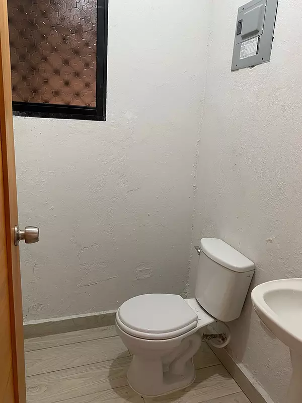 oficinas y locales comerciales - Propiedad de 2 Niveles en Venta, Jardines Metropolitanos  7