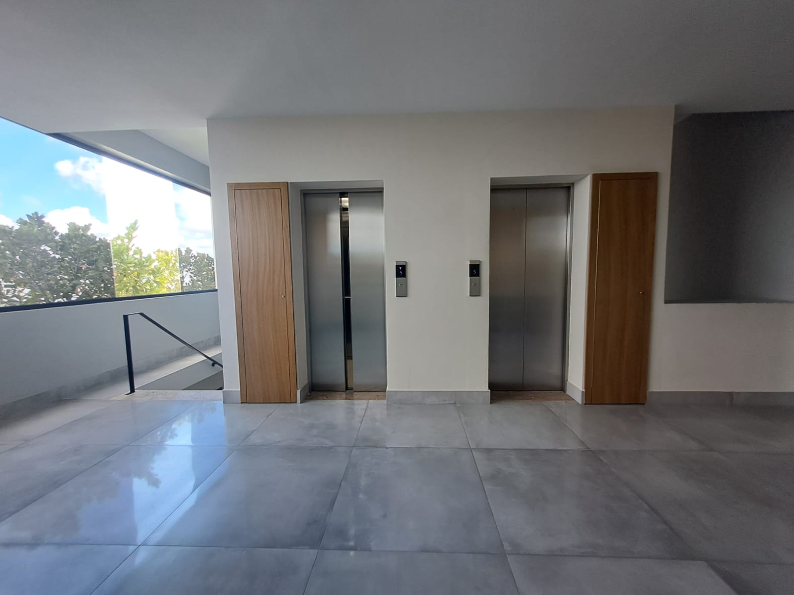 oficinas y locales comerciales - Alquilo Local  4to piso 86 mts en los prados  4