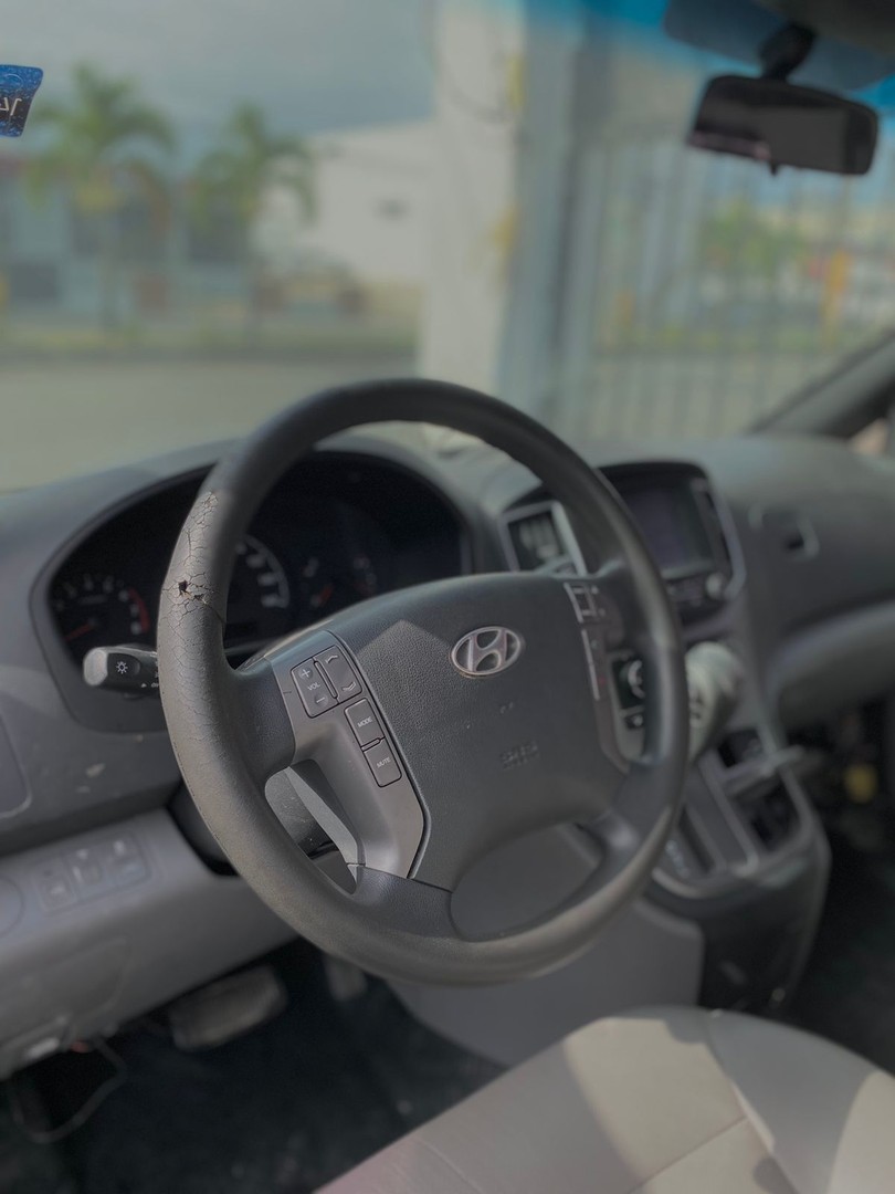 jeepetas y camionetas - HYUNDAI GRAND STAREX 2017 NEGRADESDE: RD$ 1,250.100 3