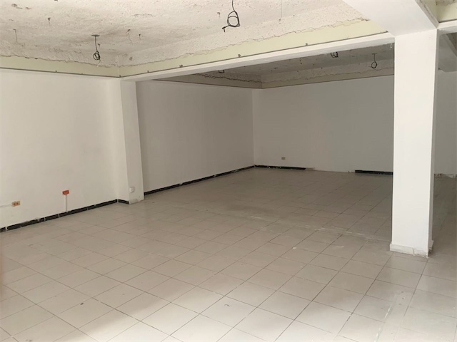 oficinas y locales comerciales - Local en evaristo primer nivel  2