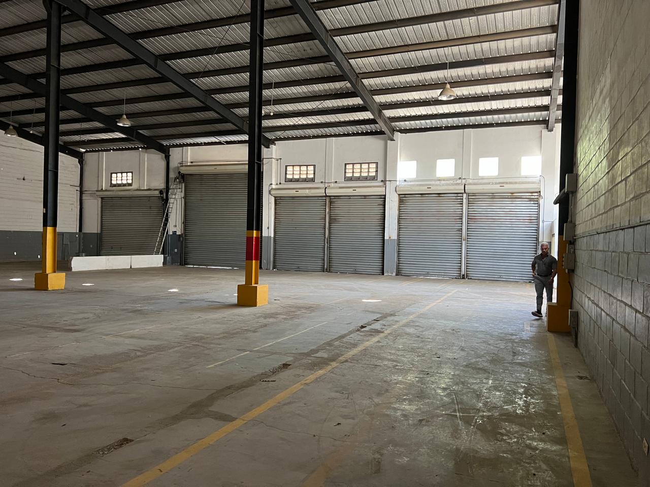 oficinas y locales comerciales - Alquilo Nave 1,038 Mts en Santiago de los caballer 0