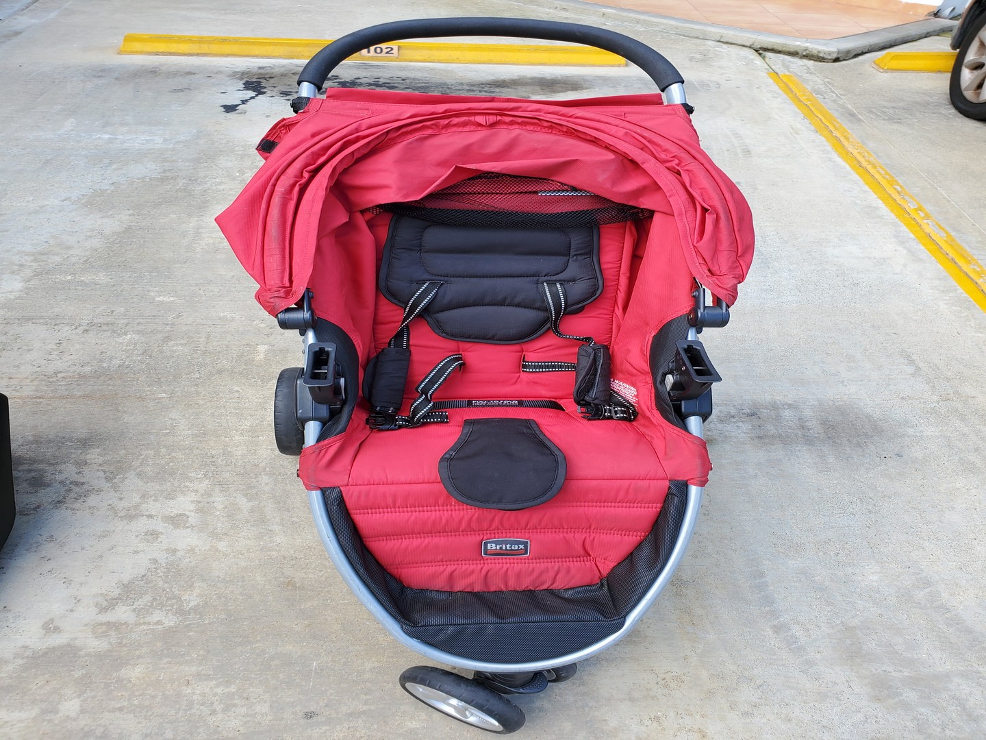 coches y sillas - Coche para bebé marca Britax, incluyendo asiento para carro y base de apoyo.