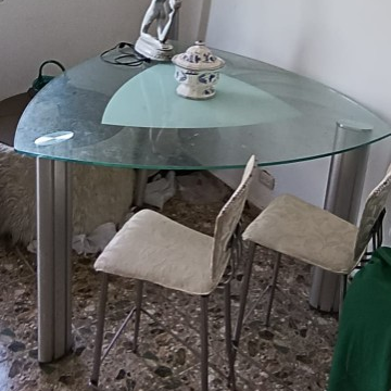 cocina - Comedor mesa de Vidrio Triangular de seis sillas importado, esta usado.