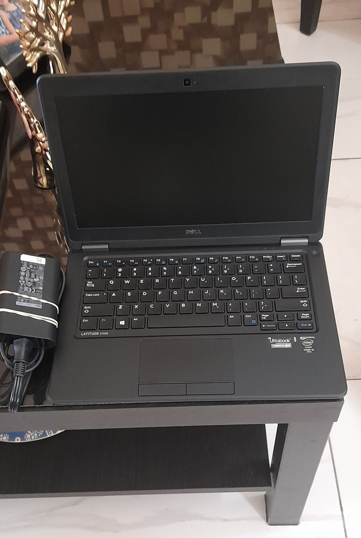 computadoras y laptops - Laptop Dell E7250 Core i5 8GB 256GB SSD Mstata Windows 10-pro Oferta
