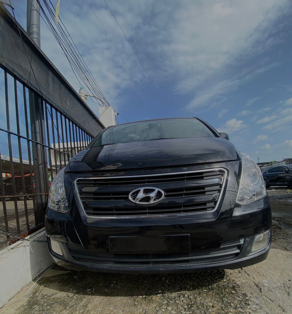 jeepetas y camionetas - HYUNDAI GRAND STAREX 2017 NEGRADESDE: RD$ 1,250.100 0