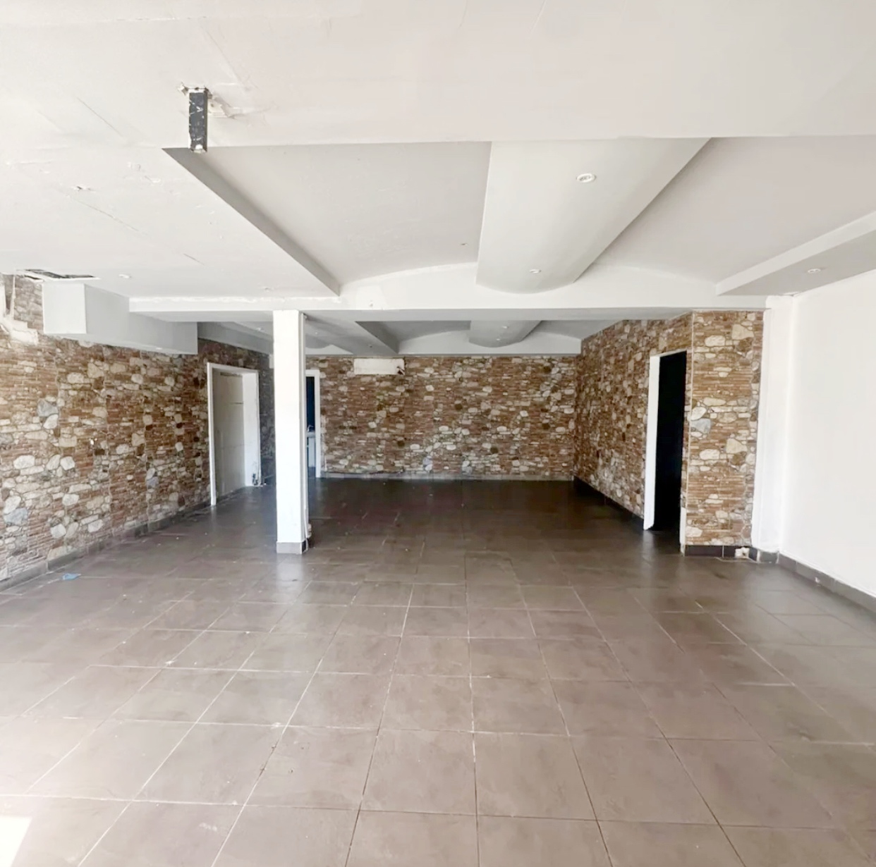 oficinas y locales comerciales - Local primer nivel céntrico  1