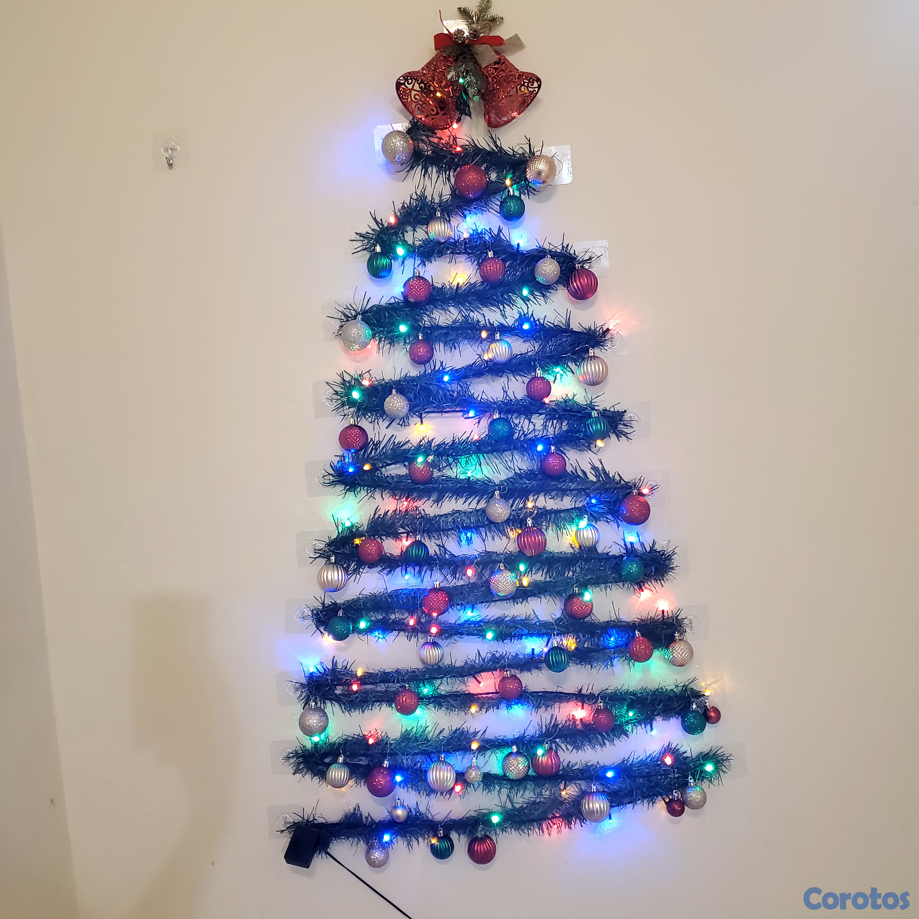 decoración y accesorios - Árbol de navidad de pared. Incluye adornos y ganch 3