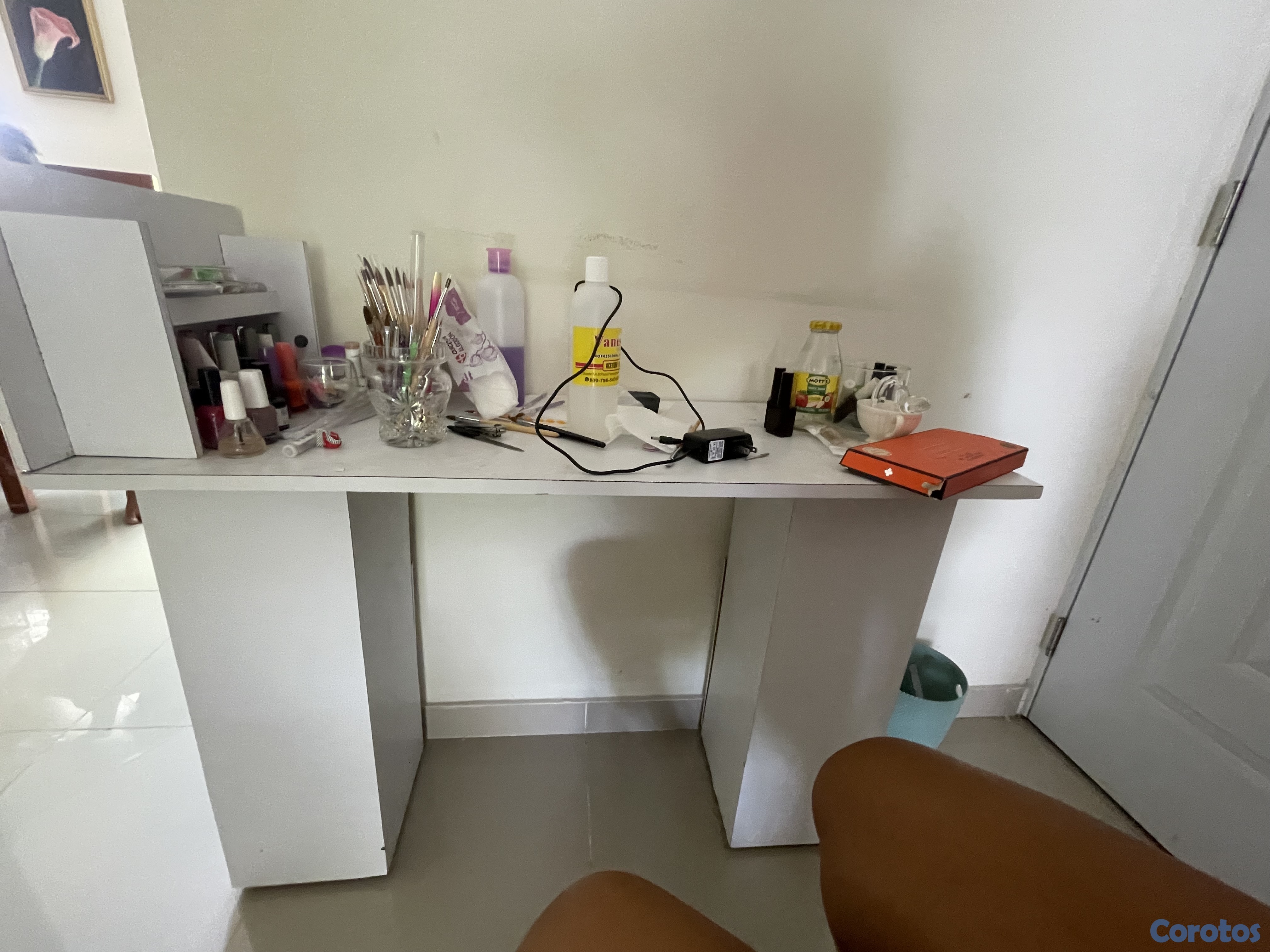 salud y belleza - VENDO MESA DE UÑAS DE TRABAJO CON TODO Y MATERIALE 2