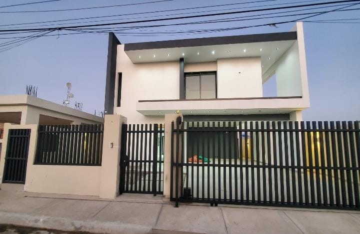 apartamentos - Se Vende Confortable Casa en Ave. 27 de Febrero 6