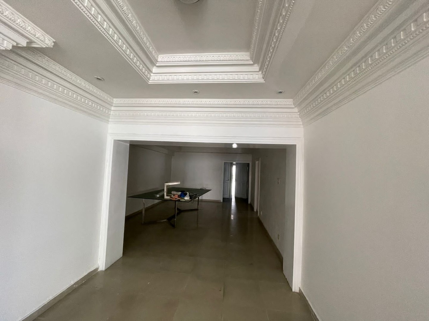 apartamentos - Se alquila apartamento clásico vacío en Evaristo Morales 0