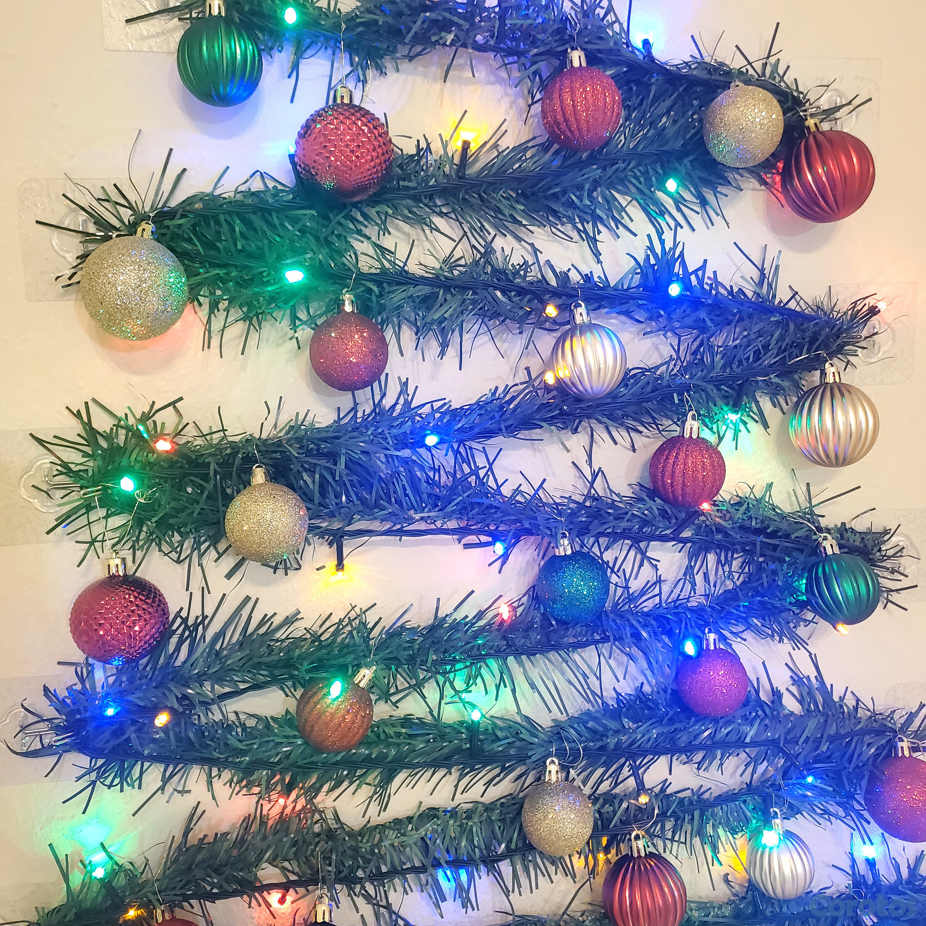 decoración y accesorios - Árbol de navidad de pared. Incluye adornos y ganch 4