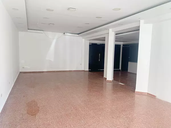 oficinas y locales comerciales - Alquiler local céntrico en el mirador  3