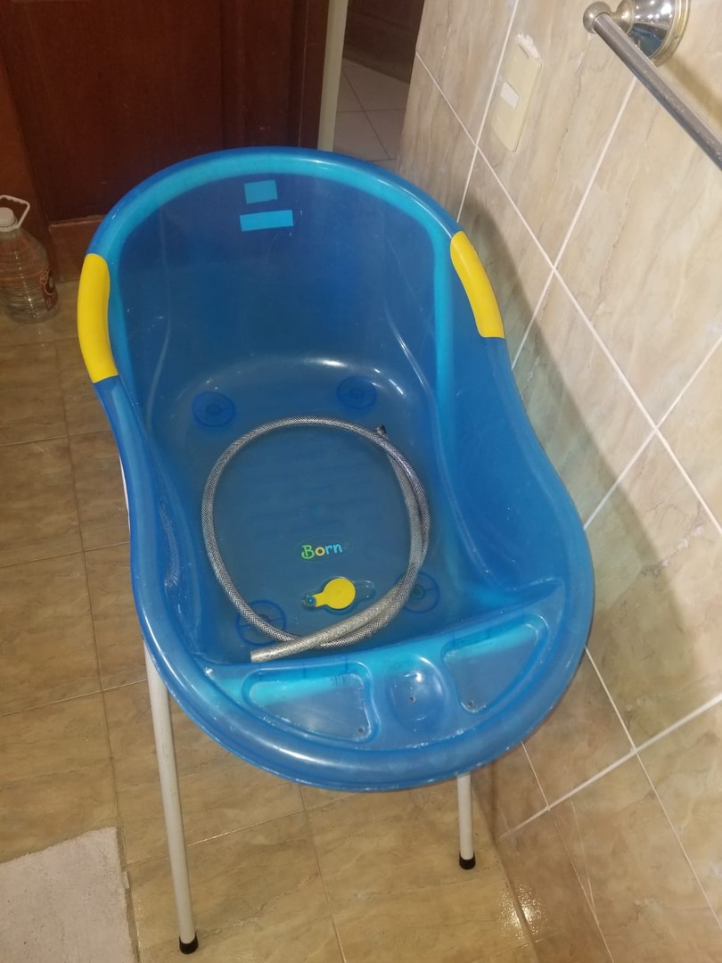 Bañera para bebe color azul con manguera de desagüé y pedestal 