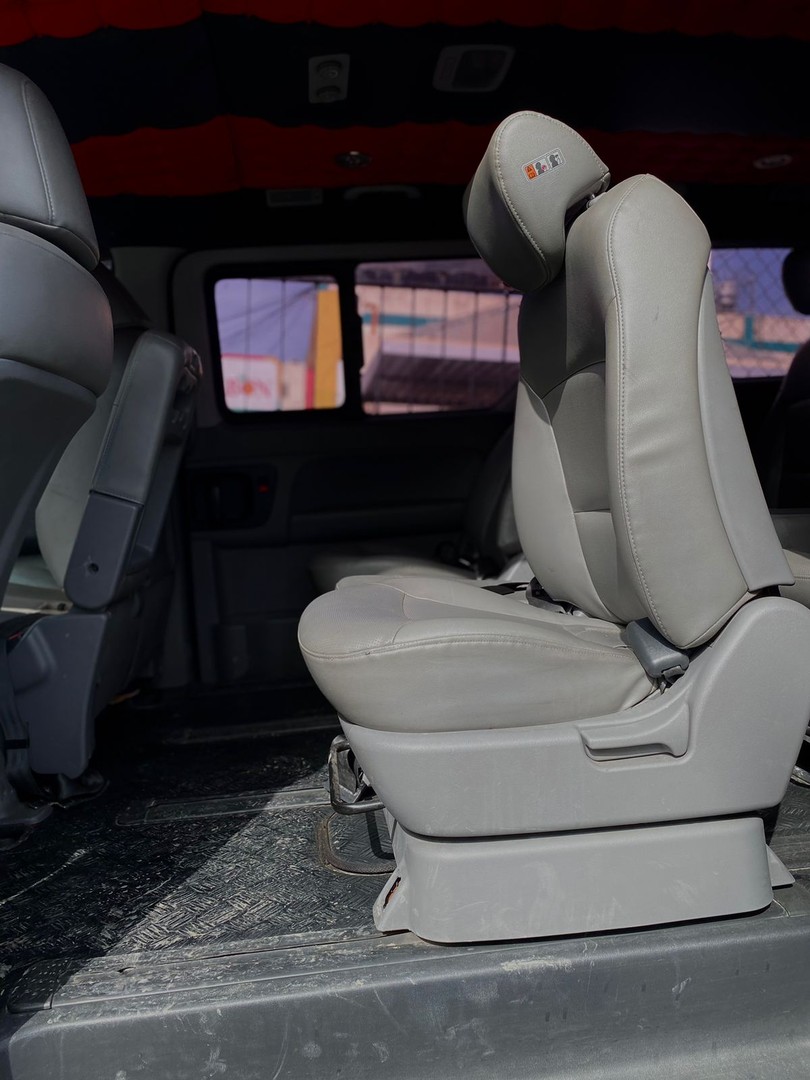jeepetas y camionetas - HYUNDAI GRAND STAREX 2017 NEGRADESDE: RD$ 1,250.100 2