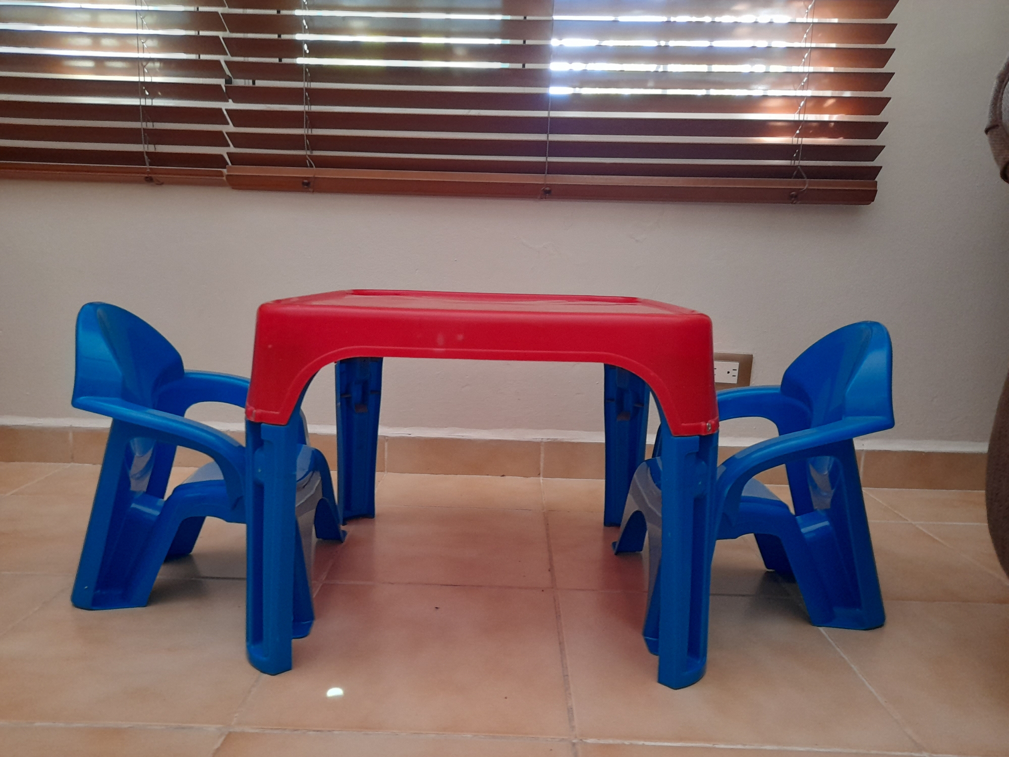 muebles - Mesa plástica para niños
