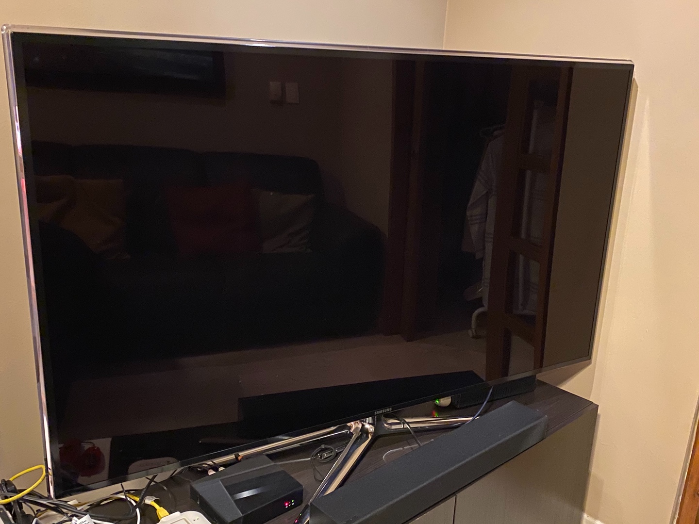 Samsung SMART LED TV 60” pulgadas con barra de sonido. 