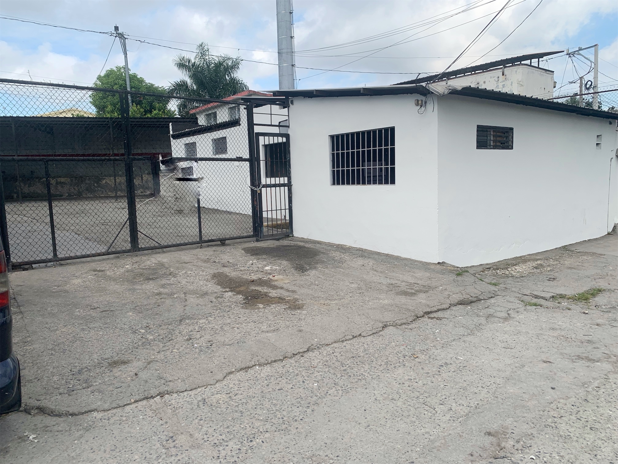 oficinas y locales comerciales - Local amplio en Arroyo hondo  1