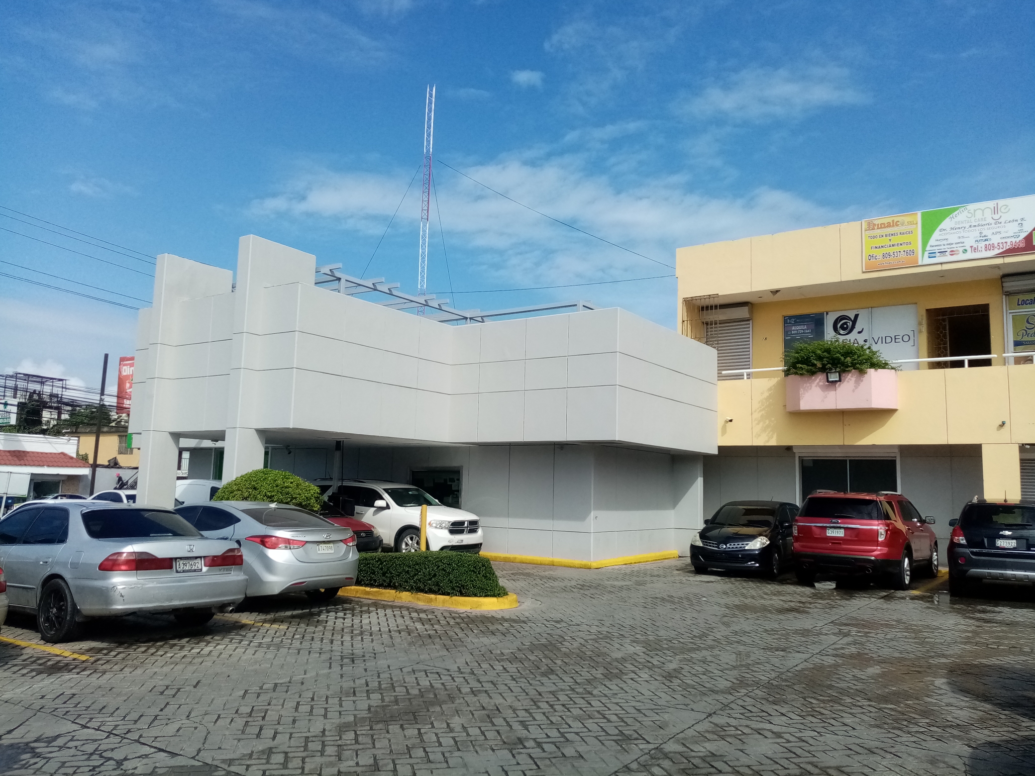oficinas y locales comerciales - Local al lado del Banco BHD de la Isabel Aguiar