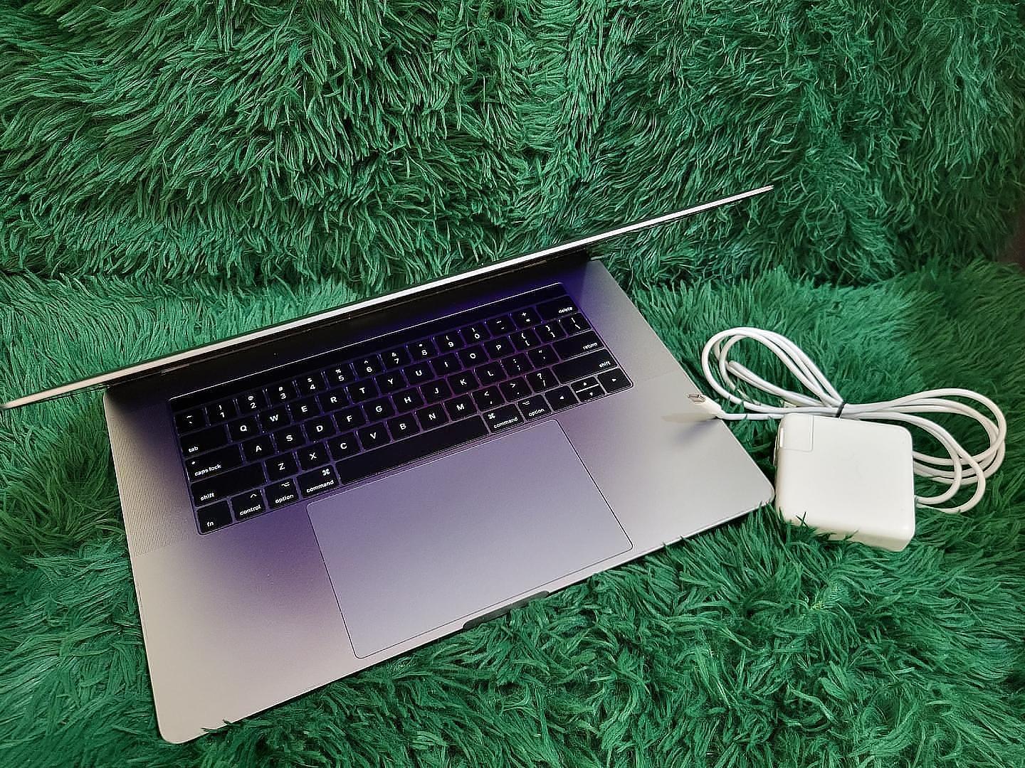 computadoras y laptops - Macbook Pro2017 15' TouchBar+Touch ID 0