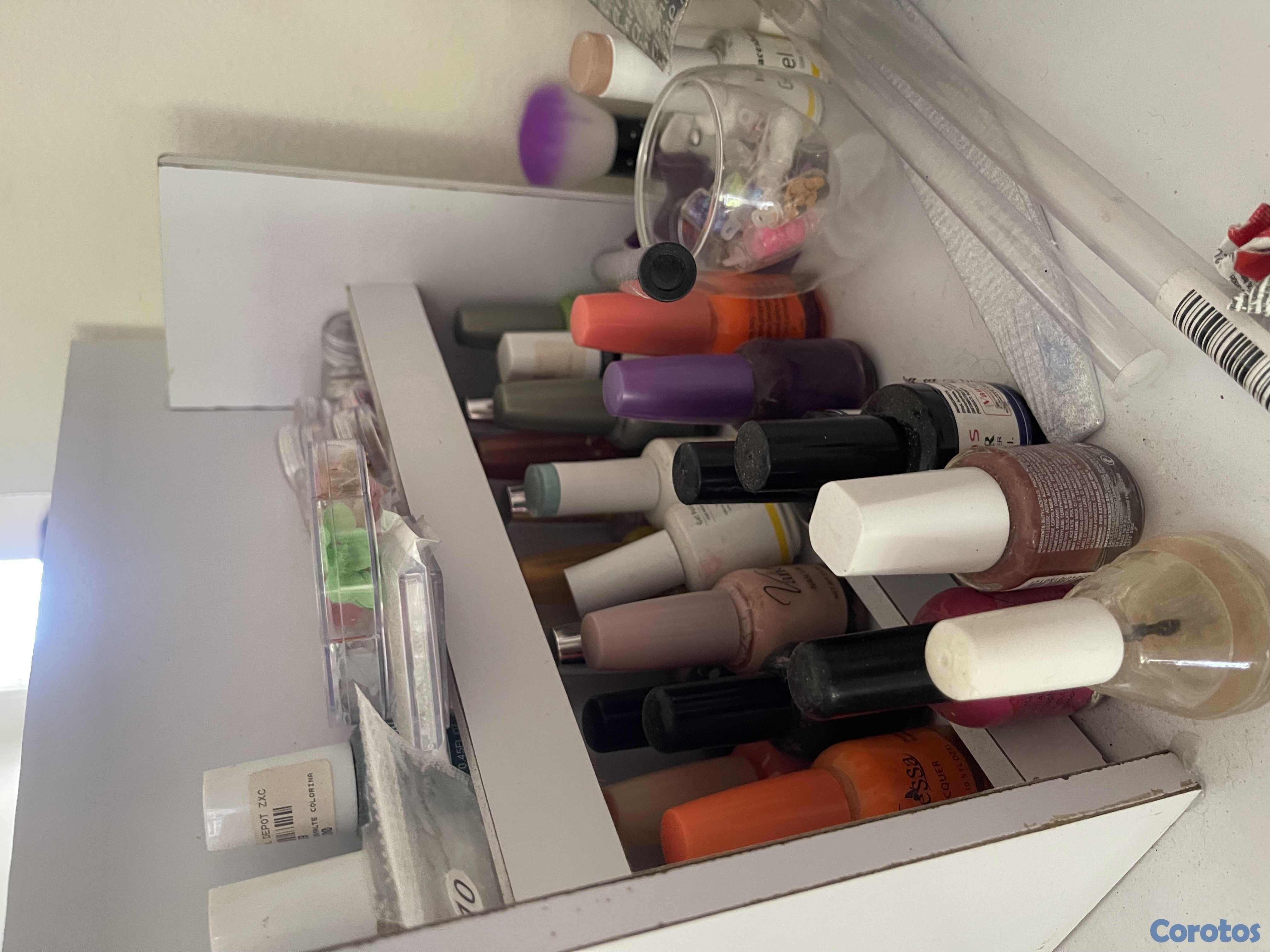 salud y belleza - VENDO MESA DE UÑAS DE TRABAJO CON TODO Y MATERIALE 5