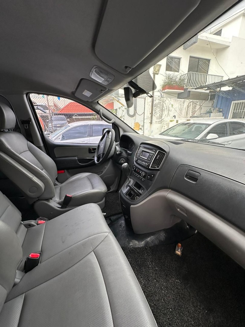 jeepetas y camionetas - HYUNDAI STAREX 2017 GRIS 2