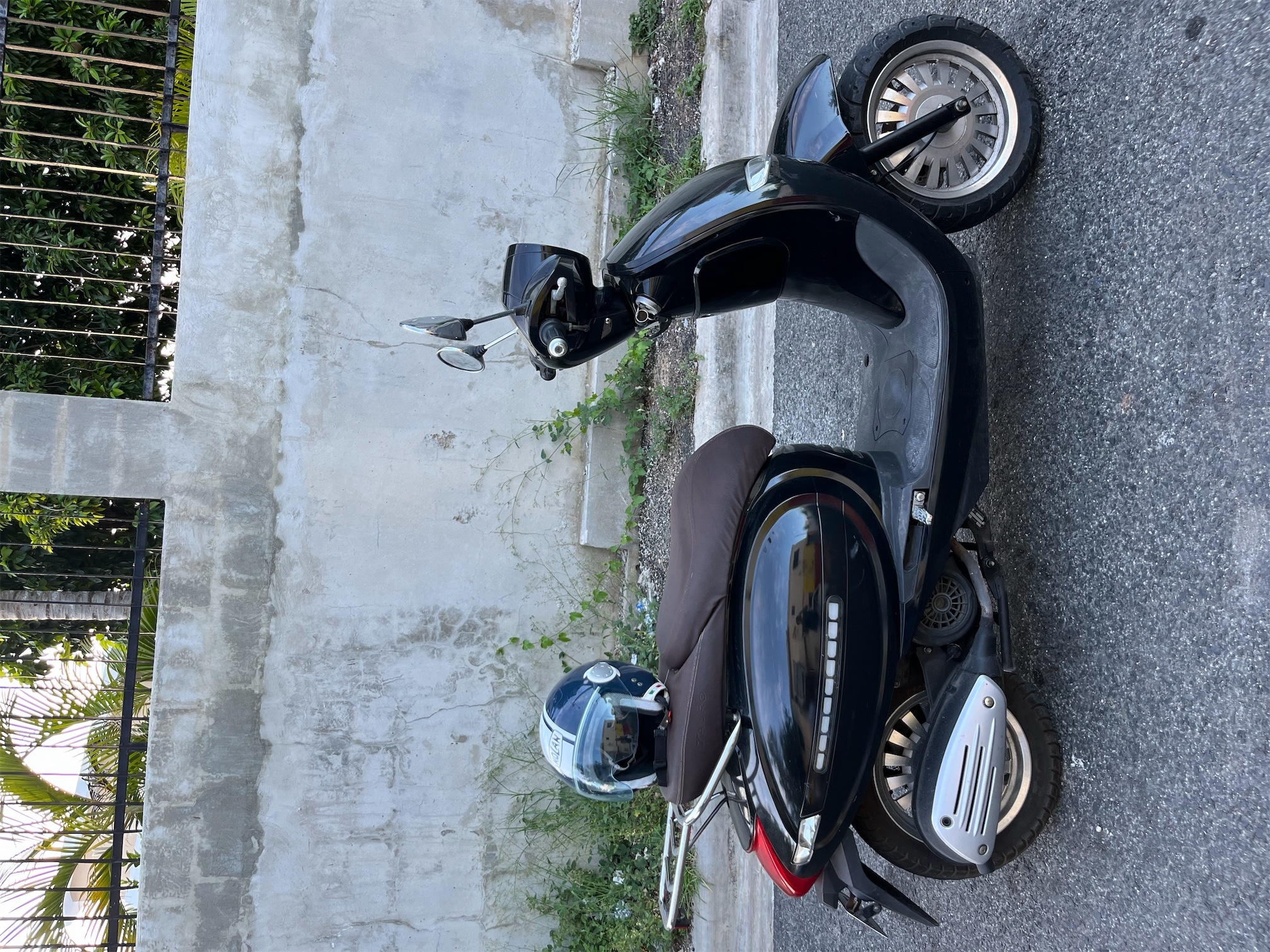motores y pasolas - Linda moto capuchino con casco nolan.
 2