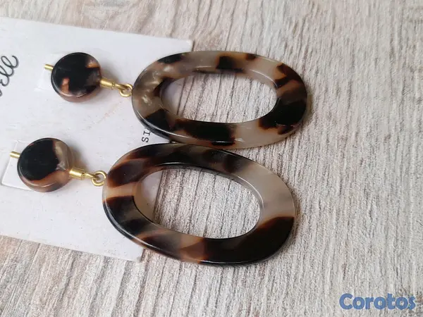 joyas, relojes y accesorios - Se Vende Aretes marrones en animal print  4