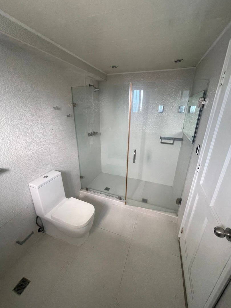 apartamentos - Se alquila apartamento clásico vacío en Evaristo Morales 3