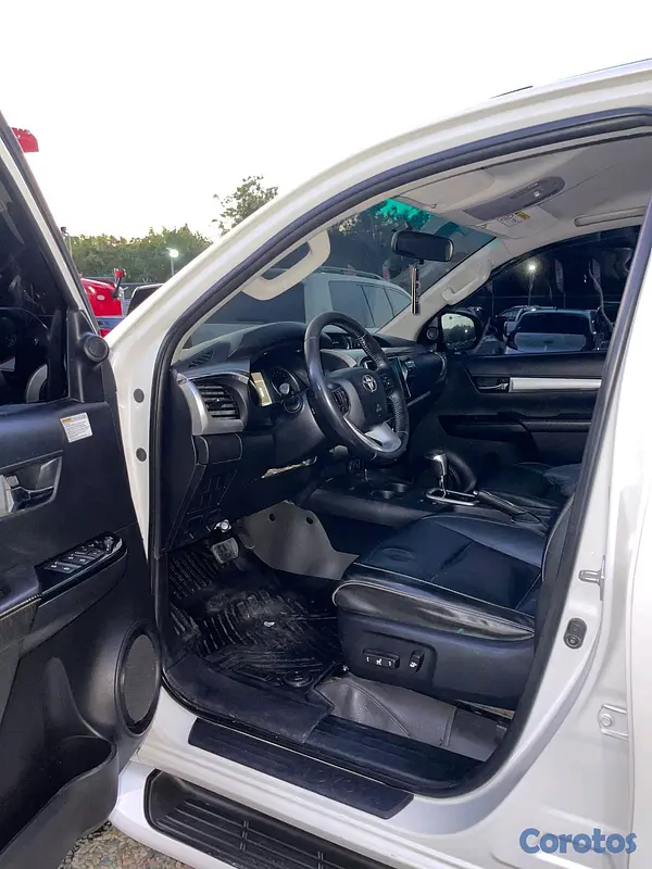 jeepetas y camionetas - Toyota hilux 2019 limited  6