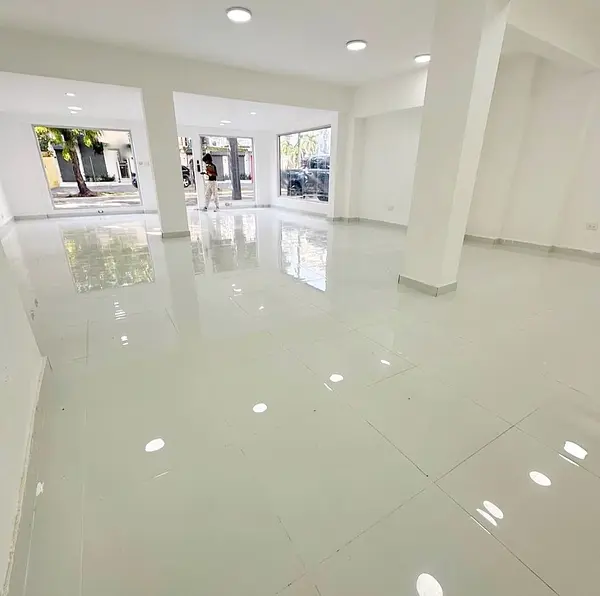 oficinas y locales comerciales - Local céntrico en Primer nivel  7