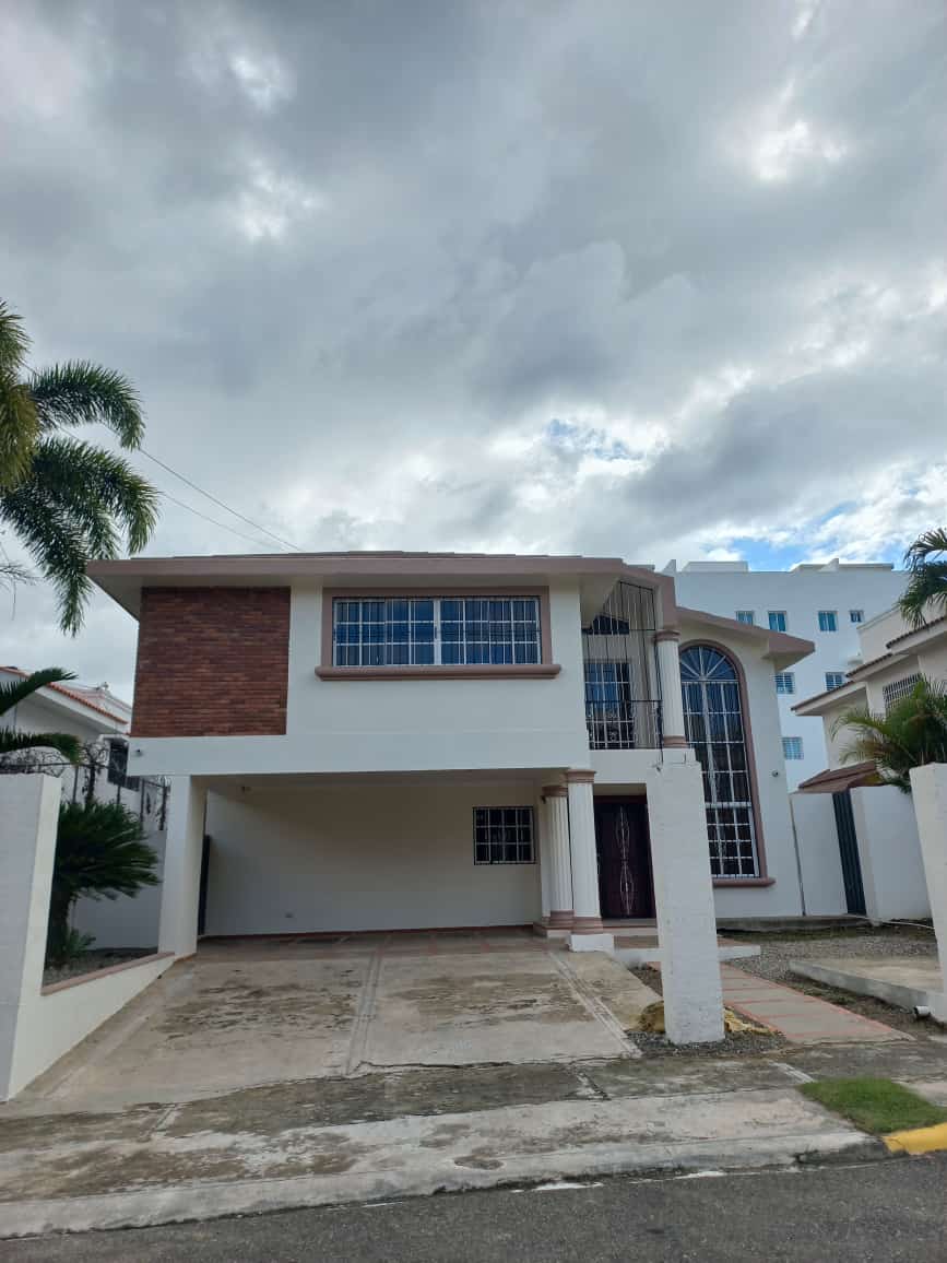 casas - Casa en Residencial Cerrado, Urb. Thomen 