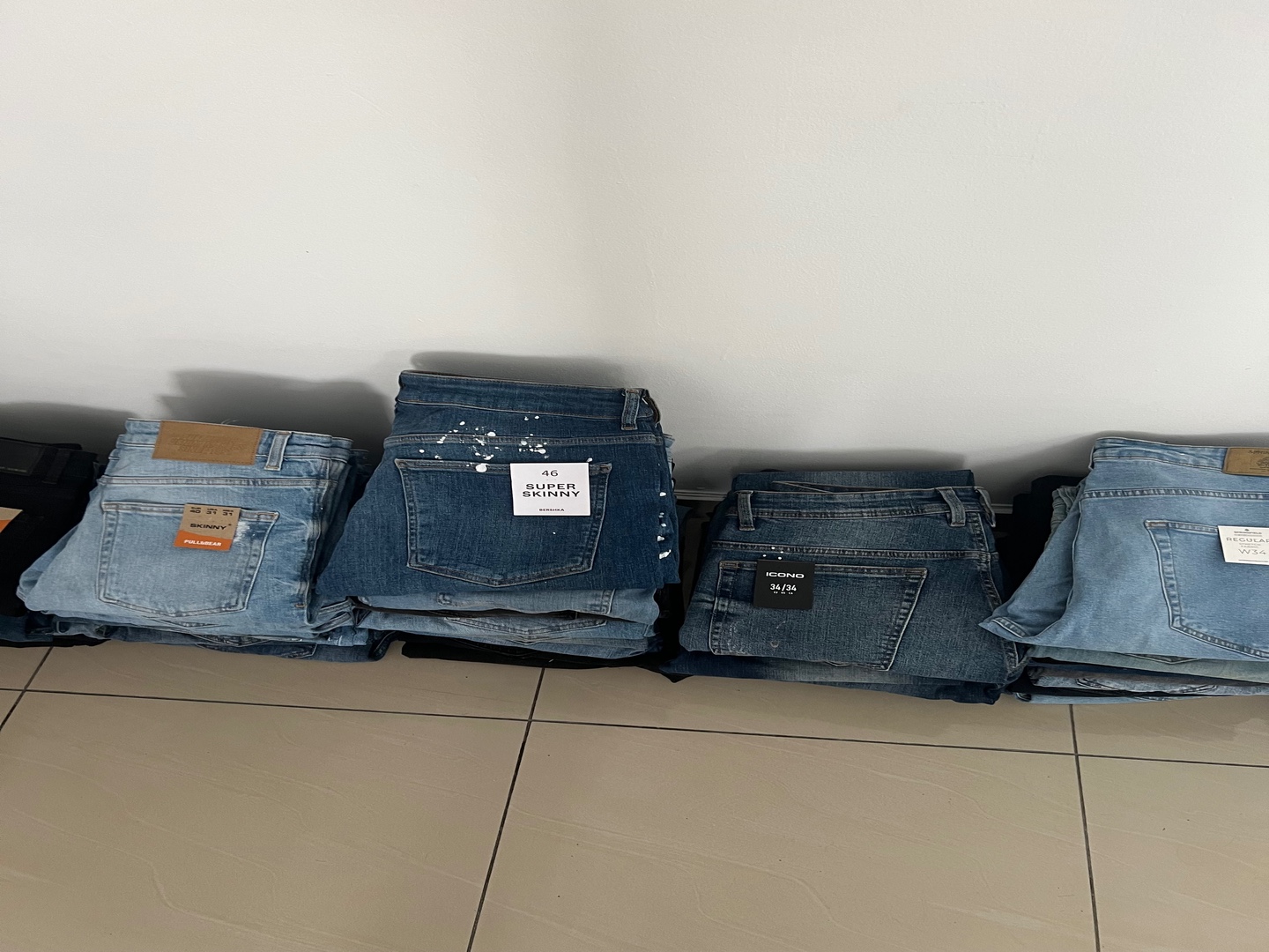 ropa para hombre - Se venden lotes de jeans nuevos o por unidad 
