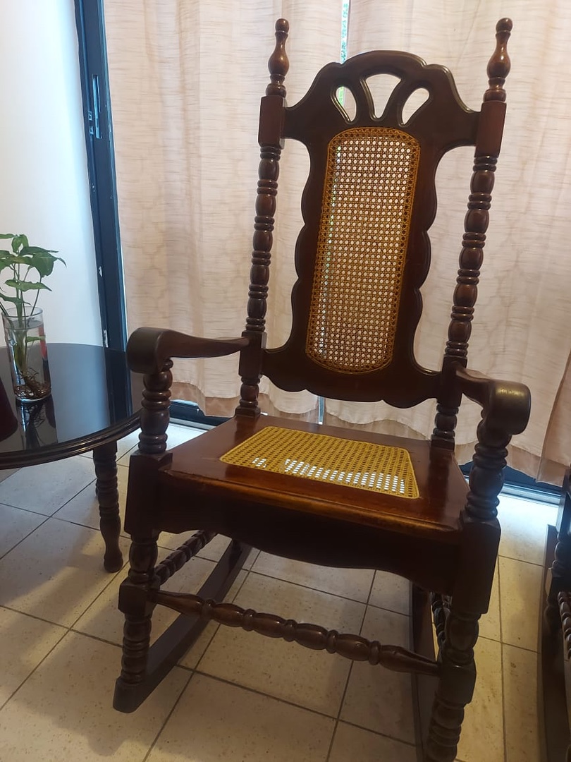 muebles y colchones - Vendo mecedoras a 10,000 pesos caoba centenaria centenaria tranquila