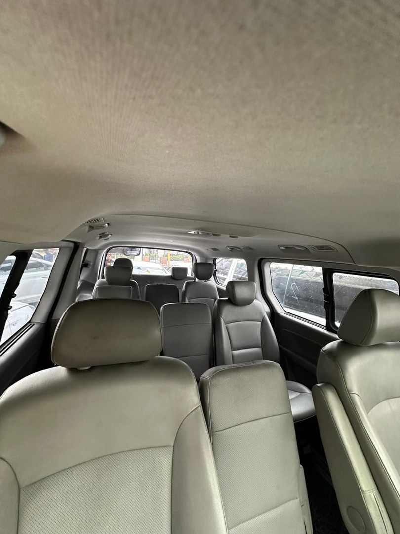 jeepetas y camionetas - HYUNDAI STAREX 2017 GRIS 3