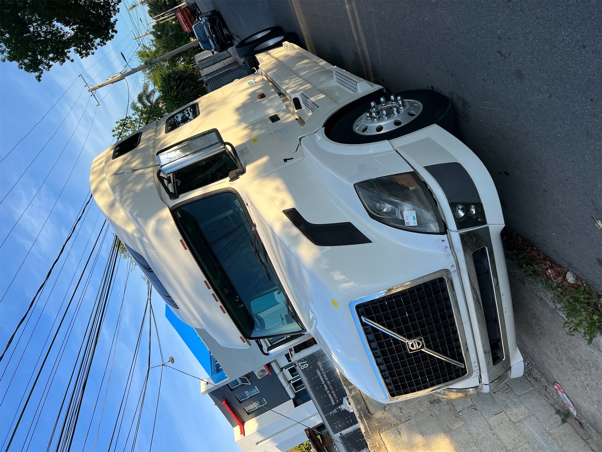 camiones y vehiculos pesados - Camión Volvo con camarote 