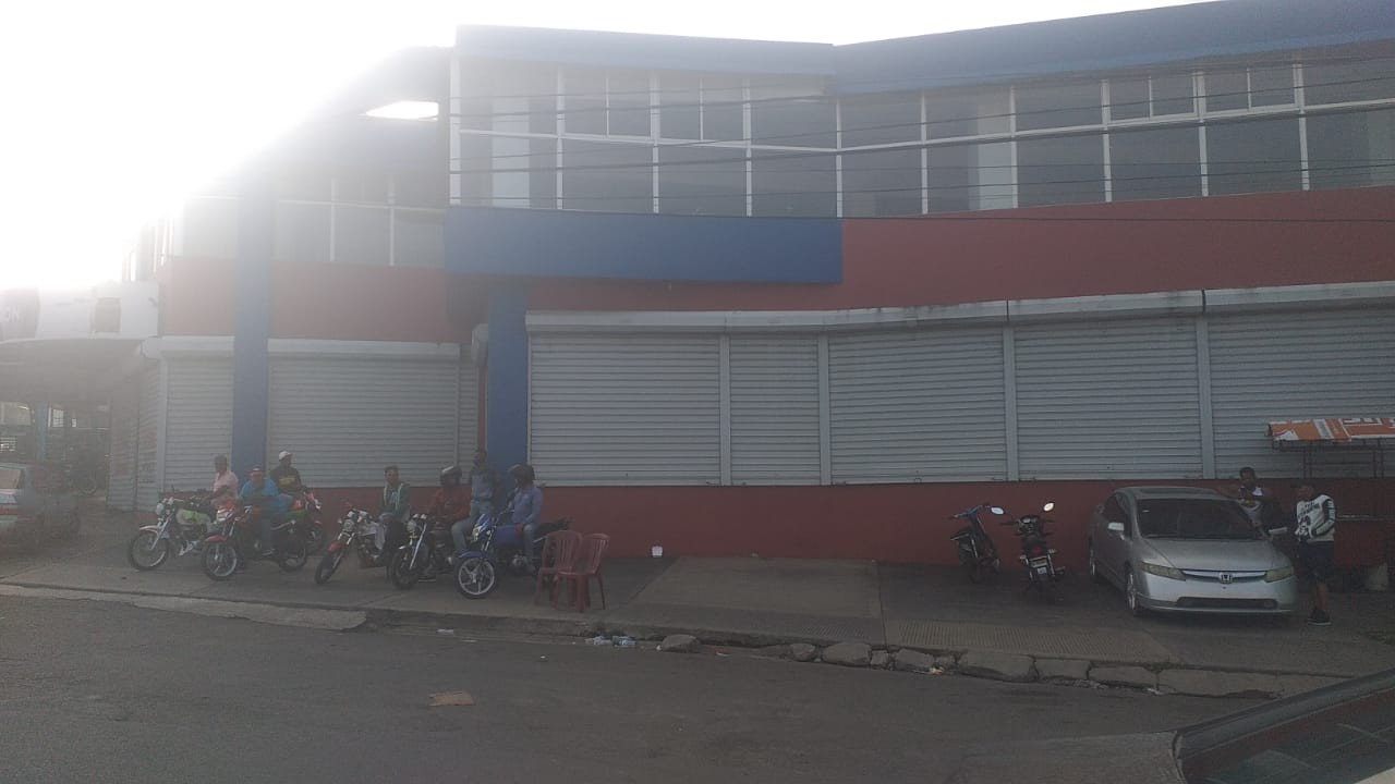 oficinas y locales comerciales - Edificio de 2 niveles Aut. Duarte km 26
 2