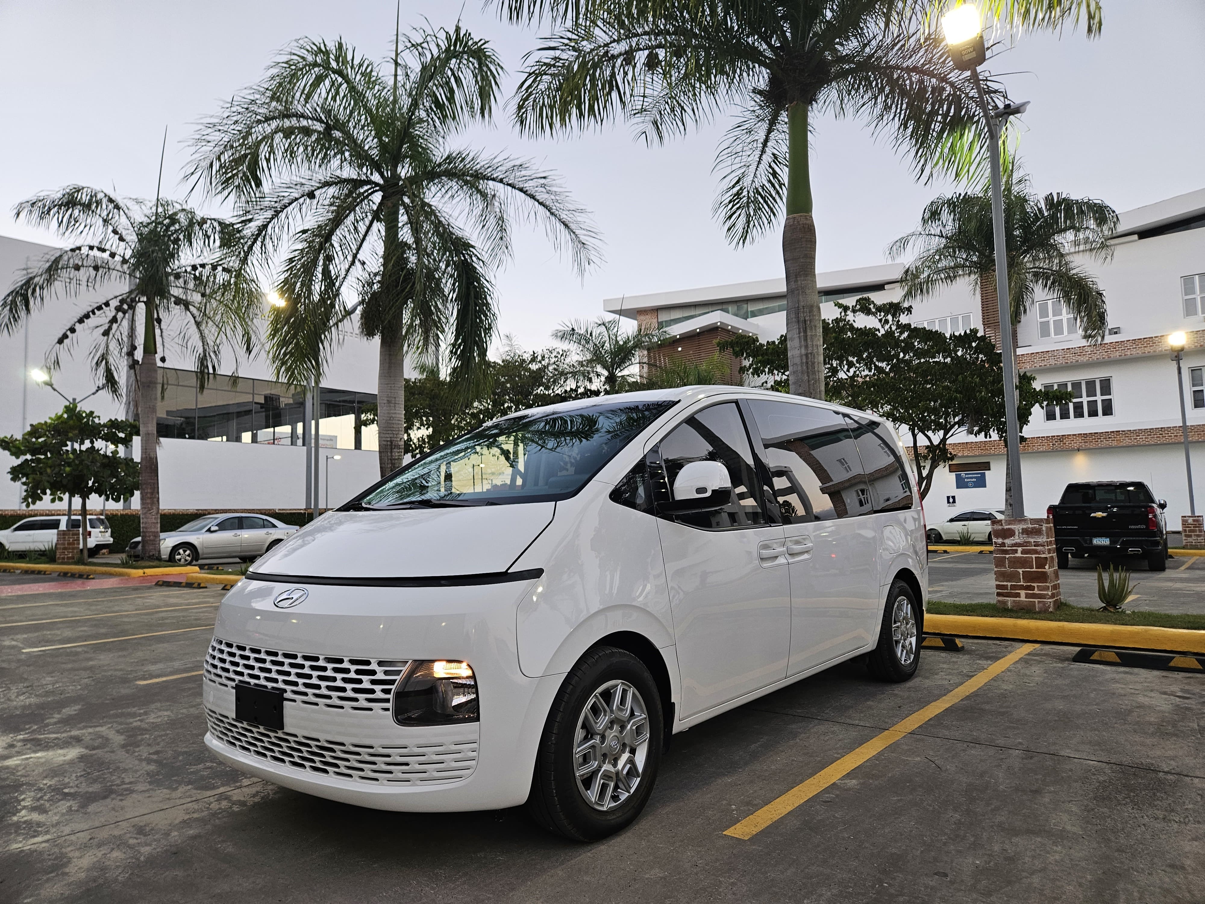 jeepetas y camionetas - 2024 Hyundai Staria 11 Pass Auto Diesel