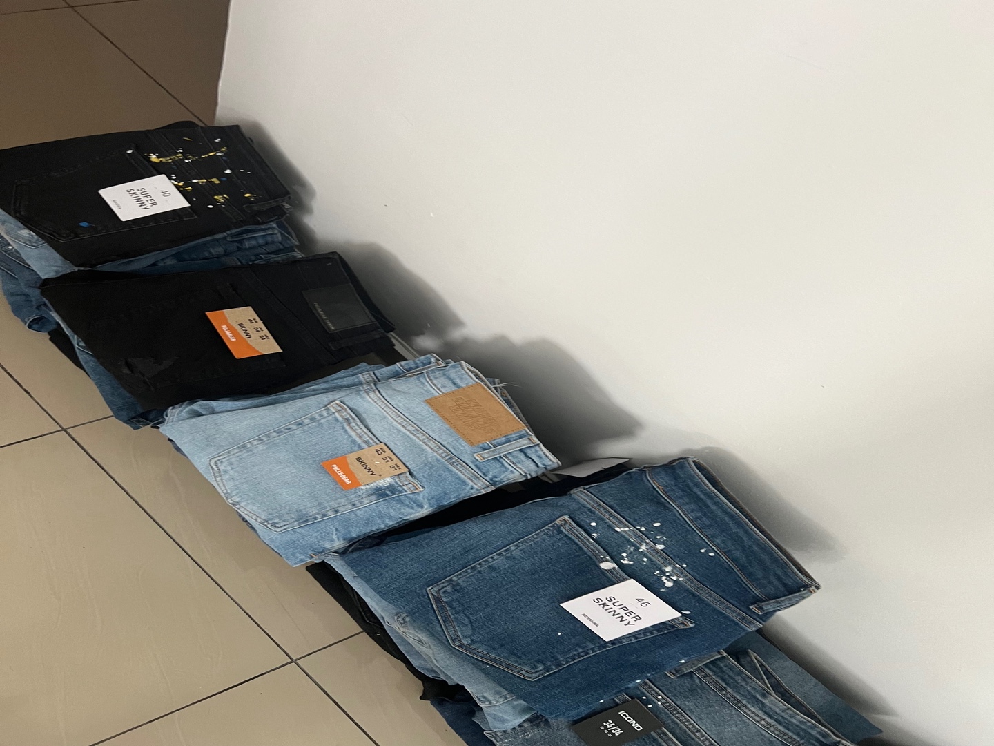 ropa para hombre - Se venden lotes de jeans nuevos o por unidad 
 1