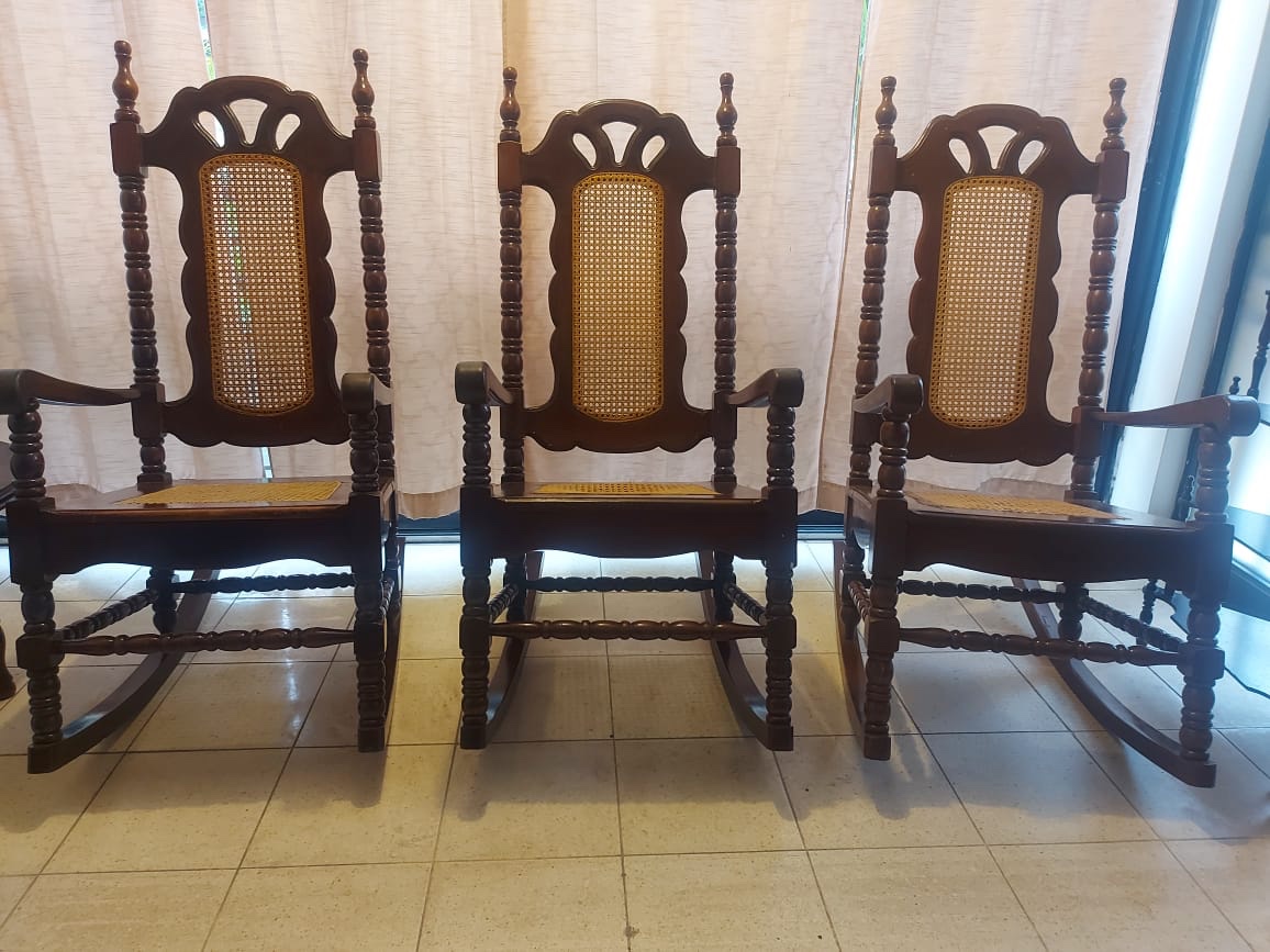 muebles y colchones - Vendo mecedoras a 10,000 pesos caoba centenaria centenaria tranquila 1