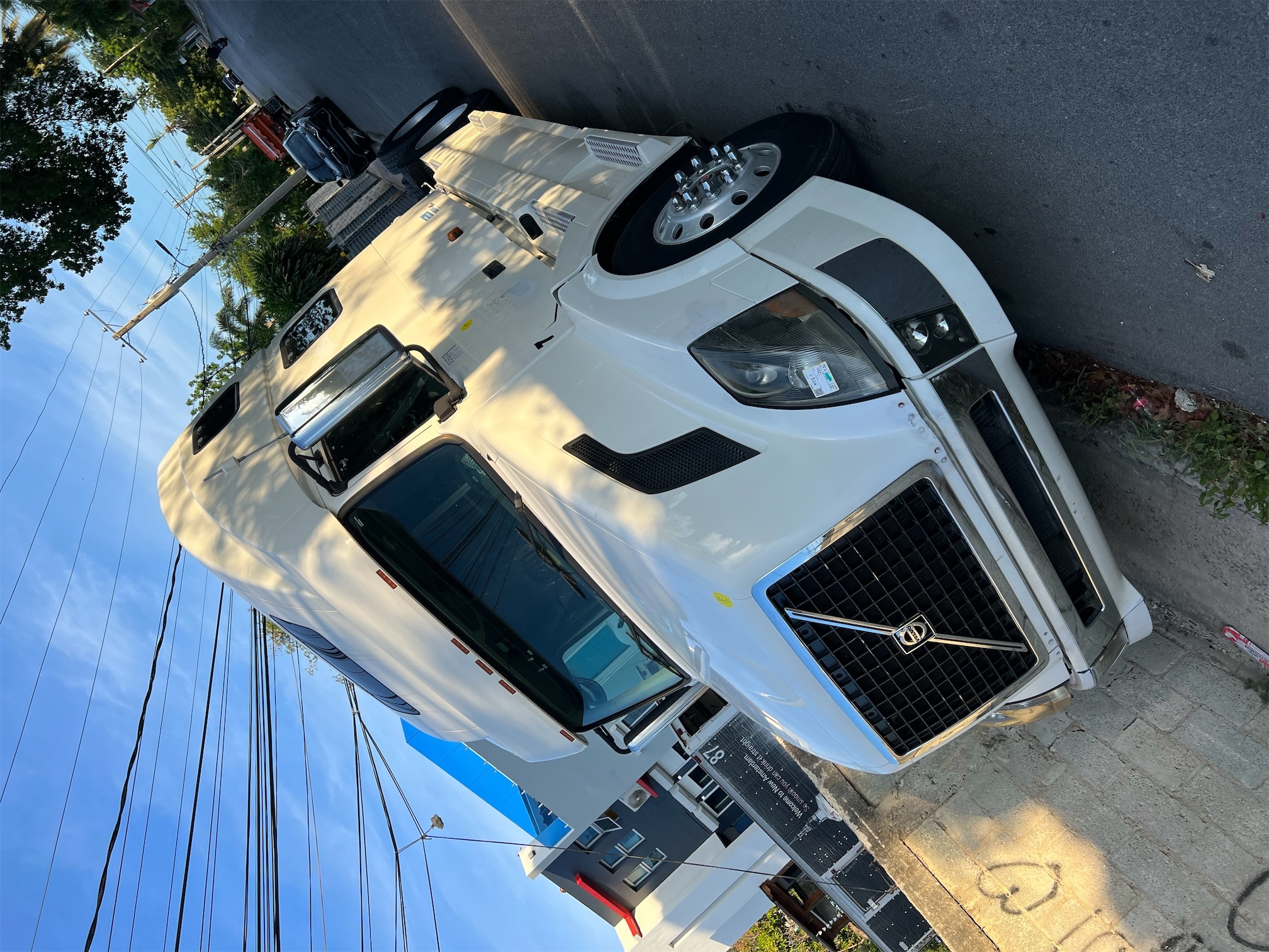 camiones y vehiculos pesados - Camión Volvo con camarote  1