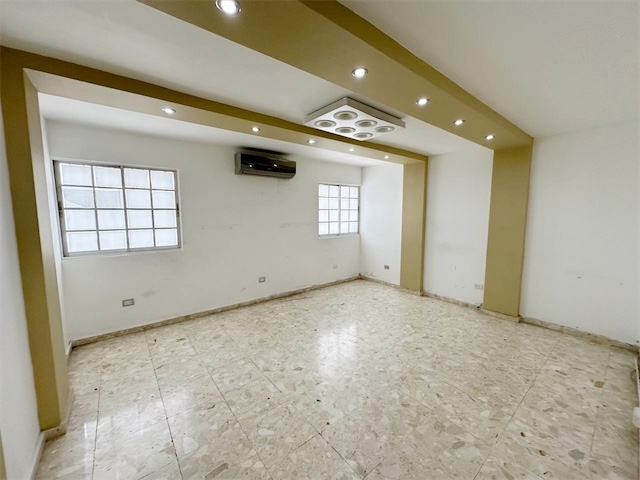 oficinas y locales comerciales - Local comercial en evaristo morales  2