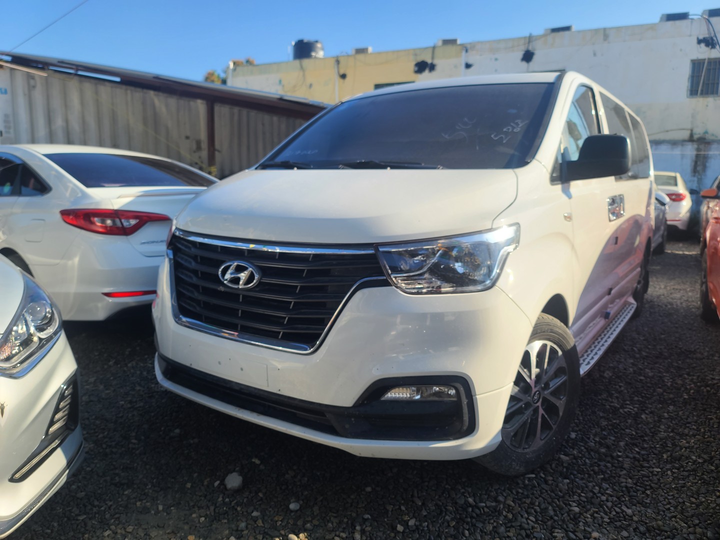 jeepetas y camionetas - HYUNDAI GRAND STAREX 2020 BLANCADESDE: RD$ 1,600.100 0