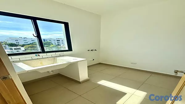 apartamentos - Venta de apartamento de 3 Hbs + Patio (1) piso. Av. Independencia 8