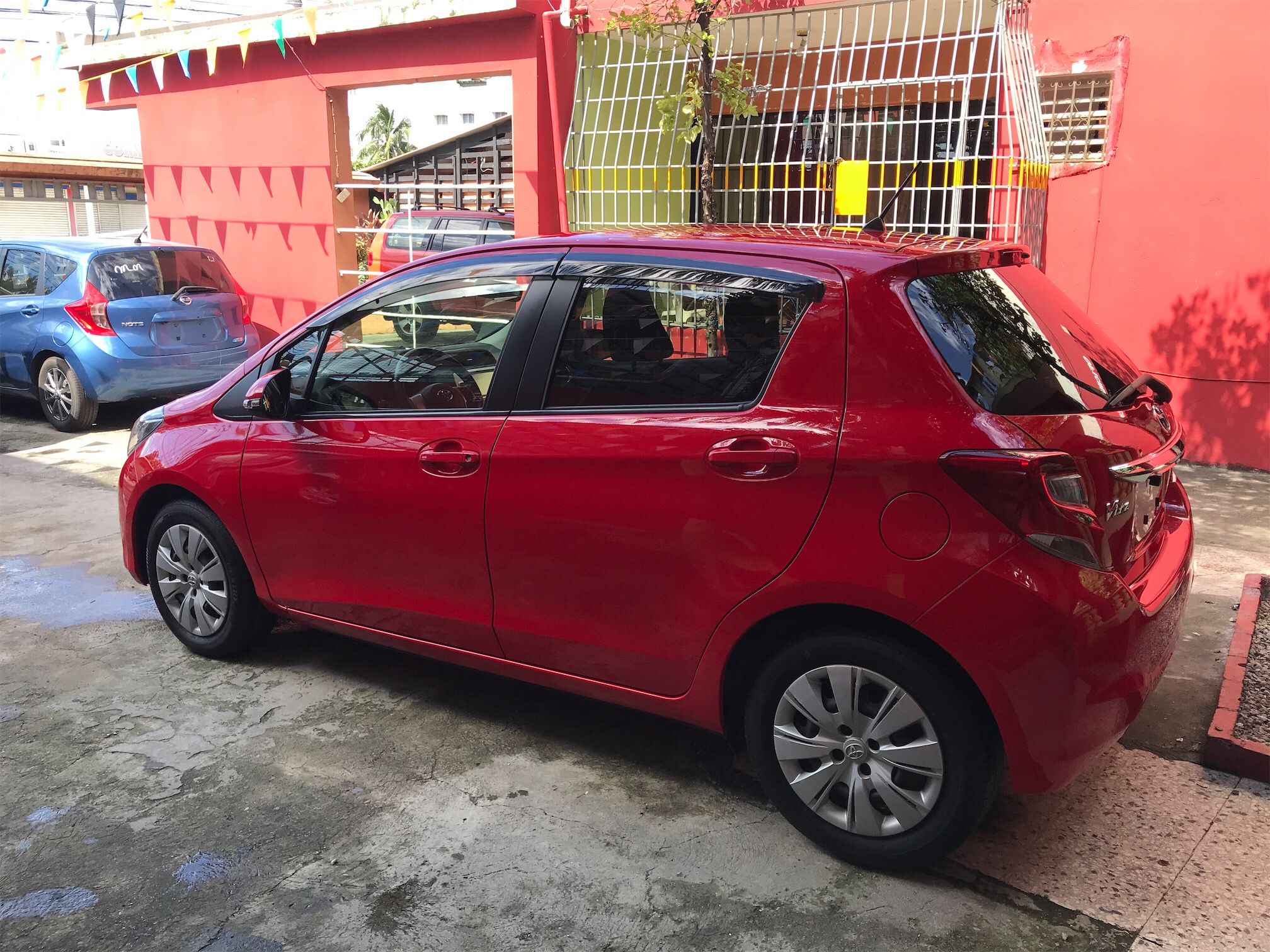 carros - TOYOTA VITZ 2015 CAJA NUEVA ROJO RECIÉN LLEGADO FULL POWELL